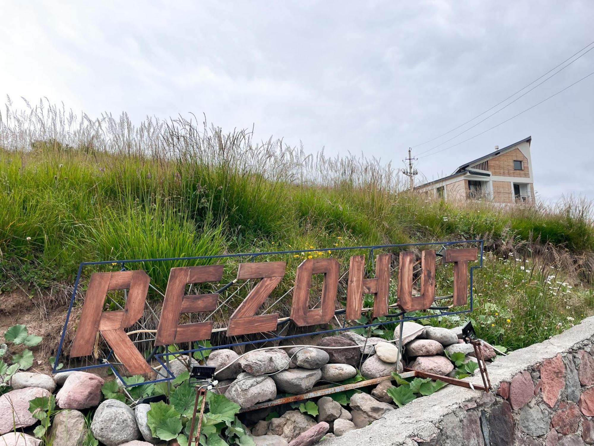 Rezohut Hotel Goedaoeri Buitenkant foto