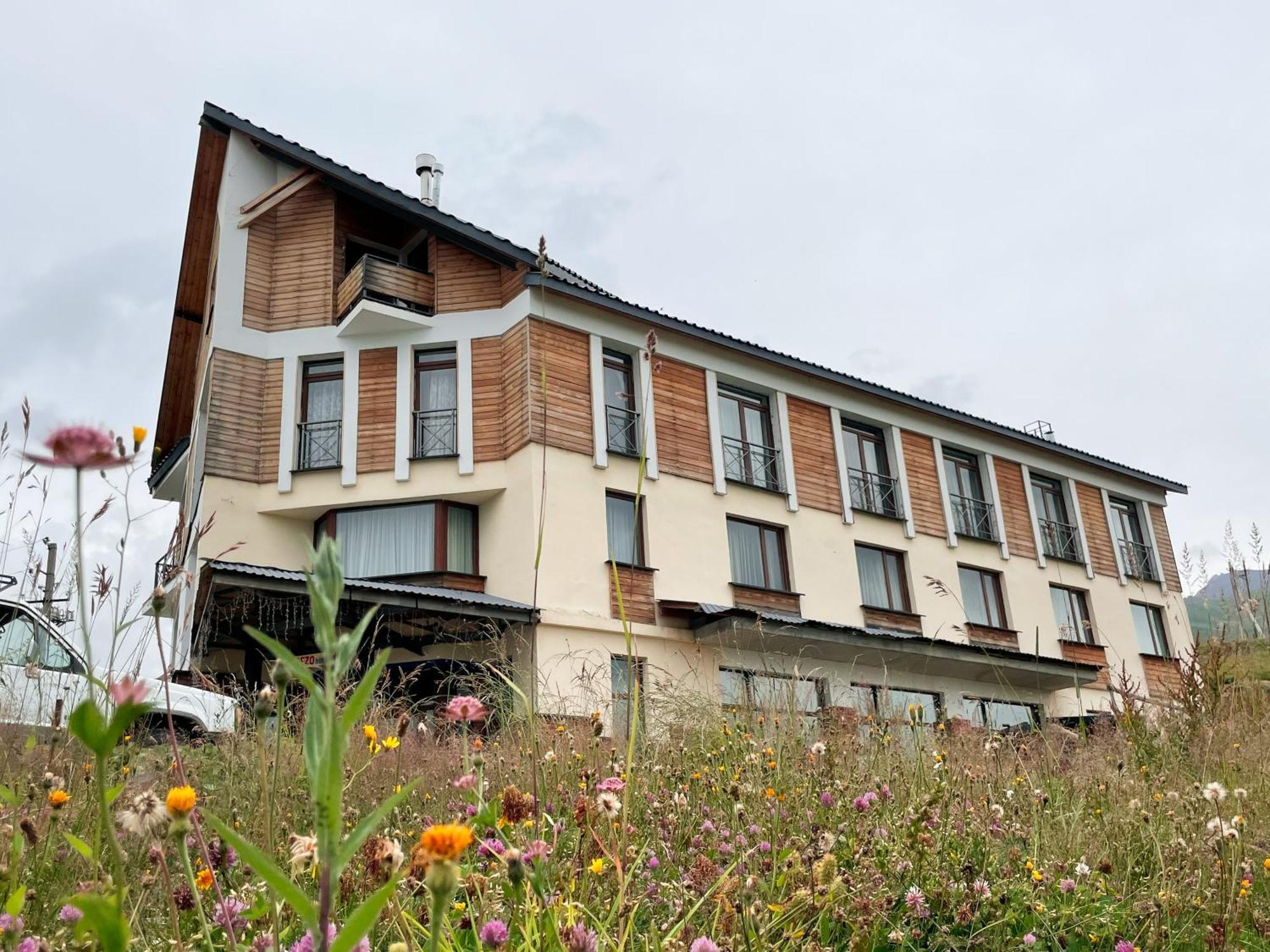 Rezohut Hotel Goedaoeri Buitenkant foto
